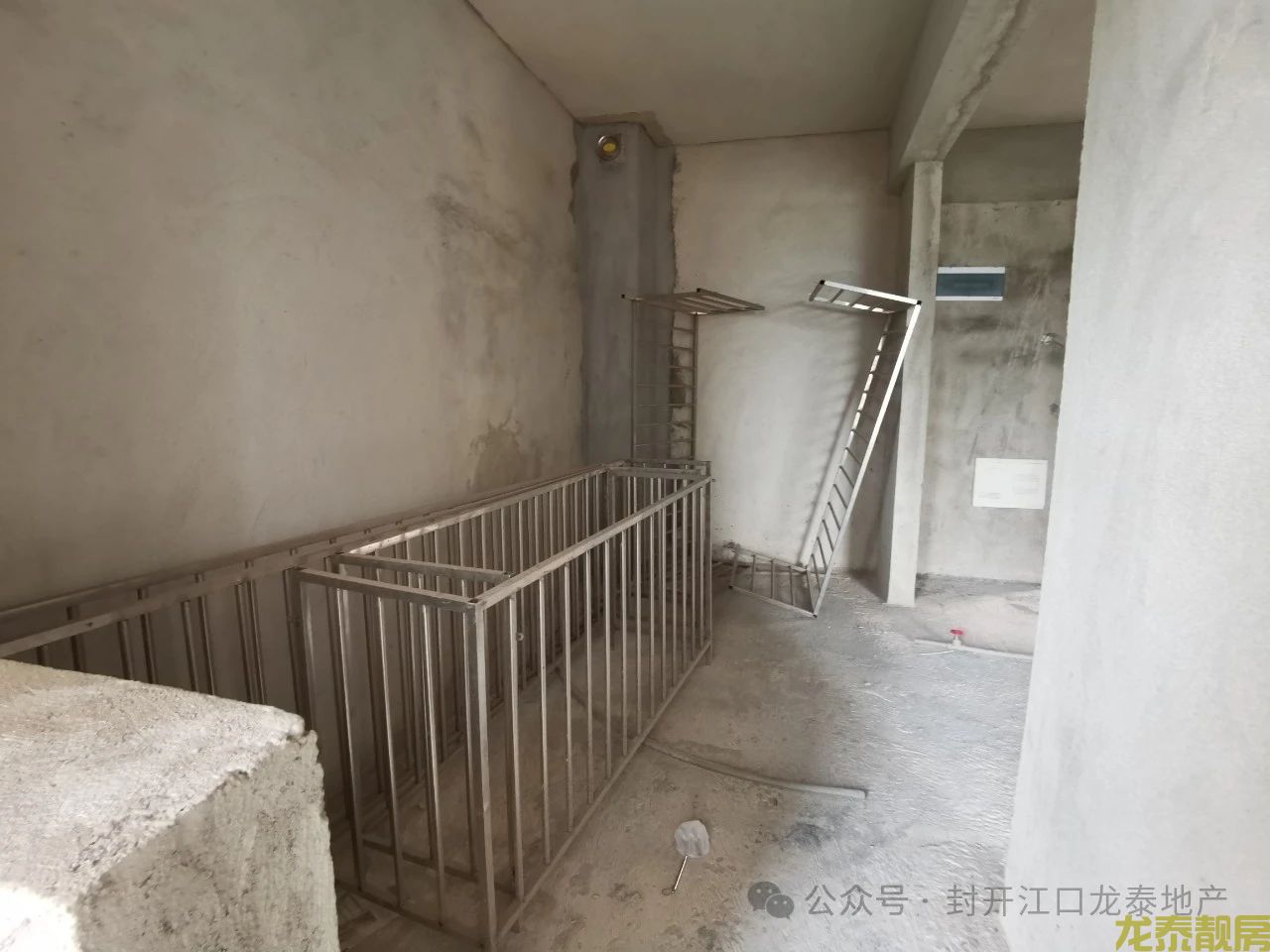 佰隆山河毛坯电梯中层4房